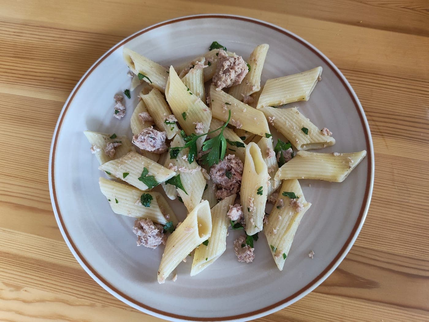 Pâtes penne au thon et persil