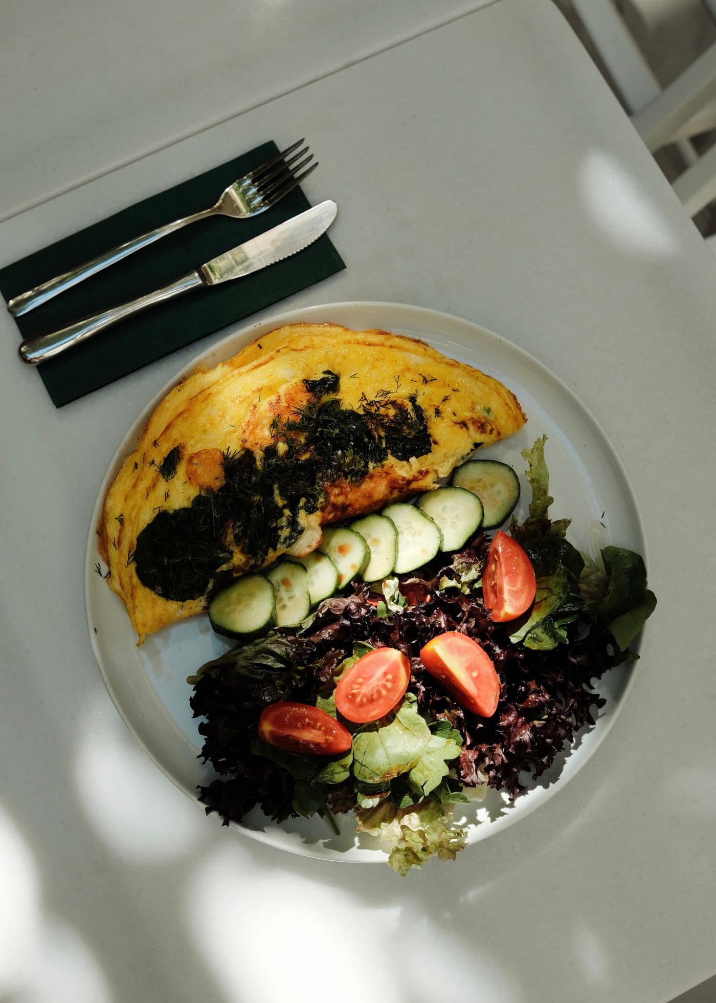 Omelette tomate concombre persil