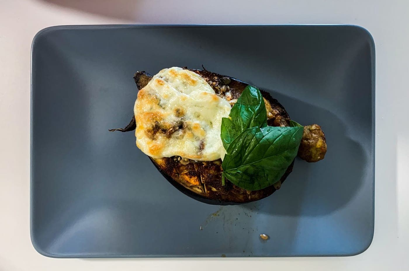 Aubergine gratinée à la mozzarella et basilic