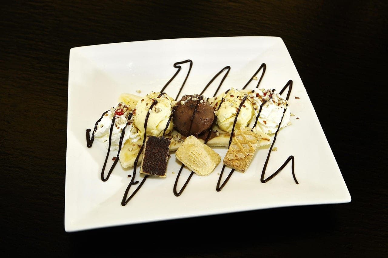 Banana split économique au chocolat et amandes