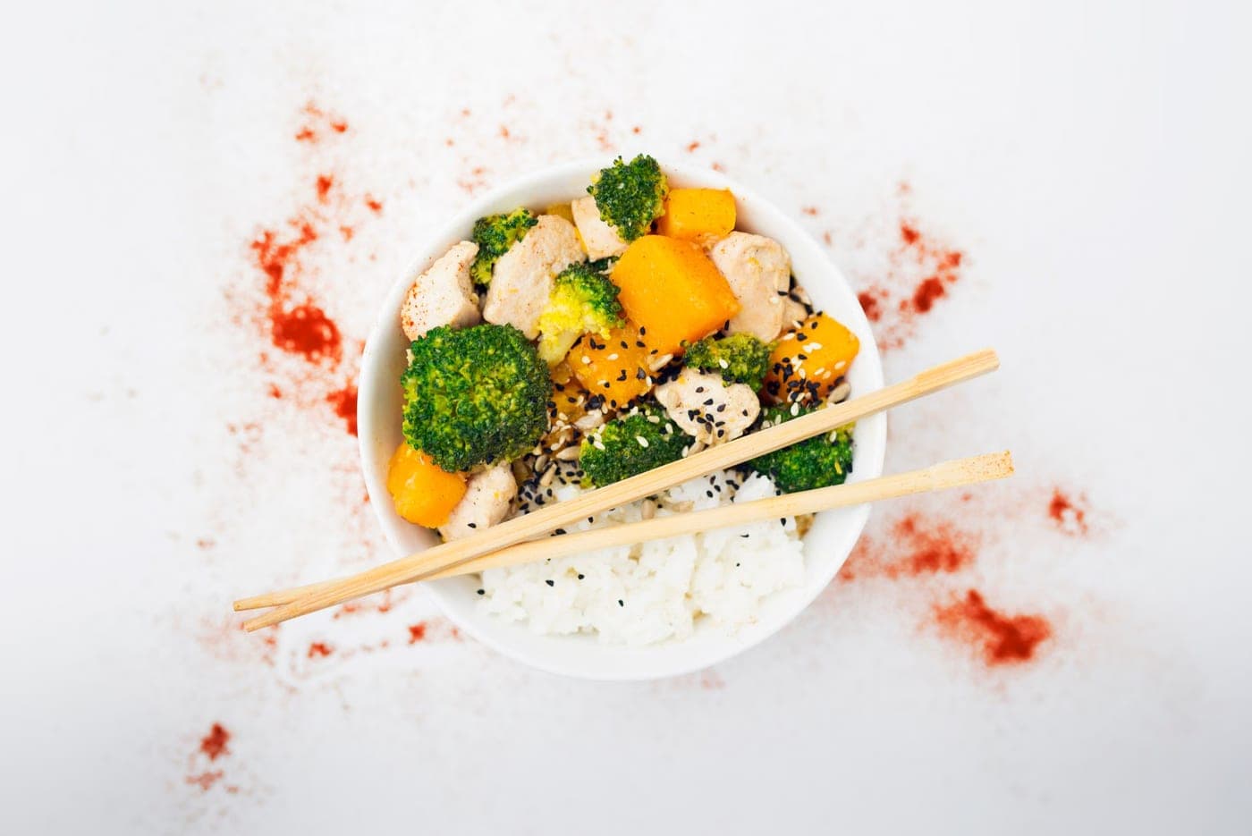 Bol de riz au poulet, brocoli et légumes façon asiatique