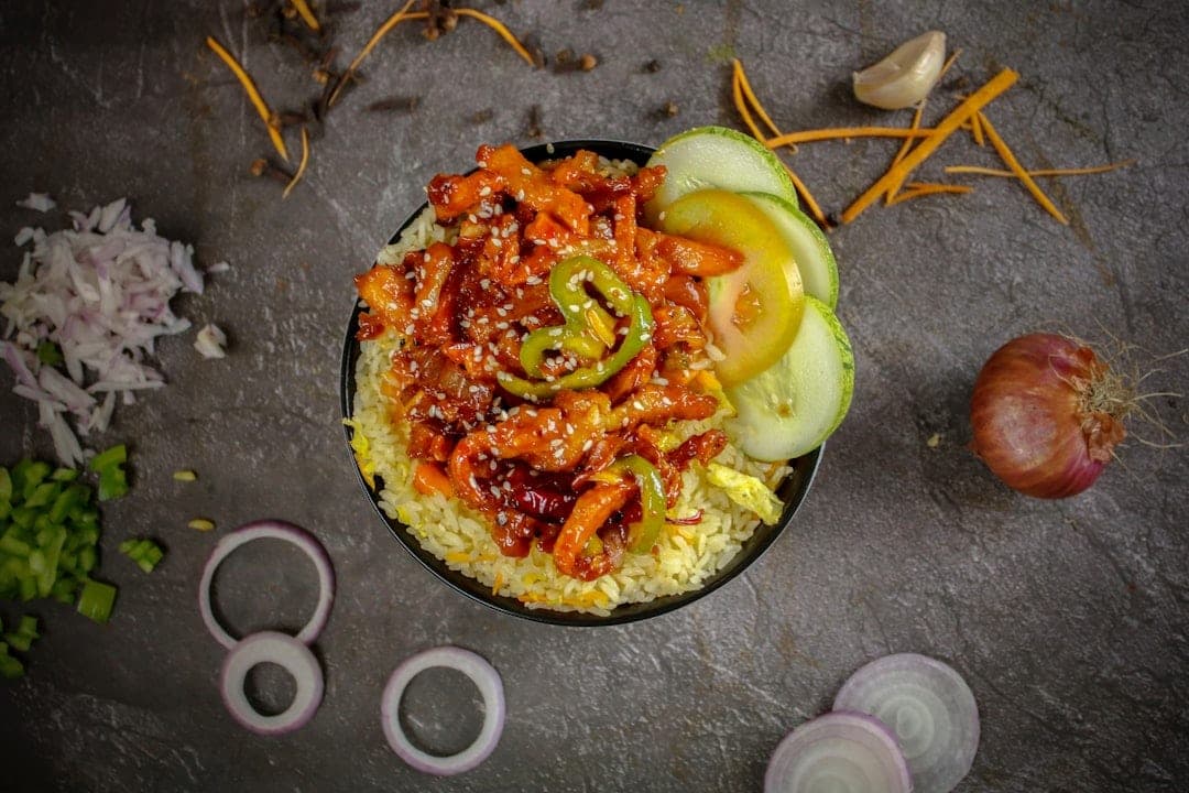 Bol de riz au poulet épicé, concombre et oignon