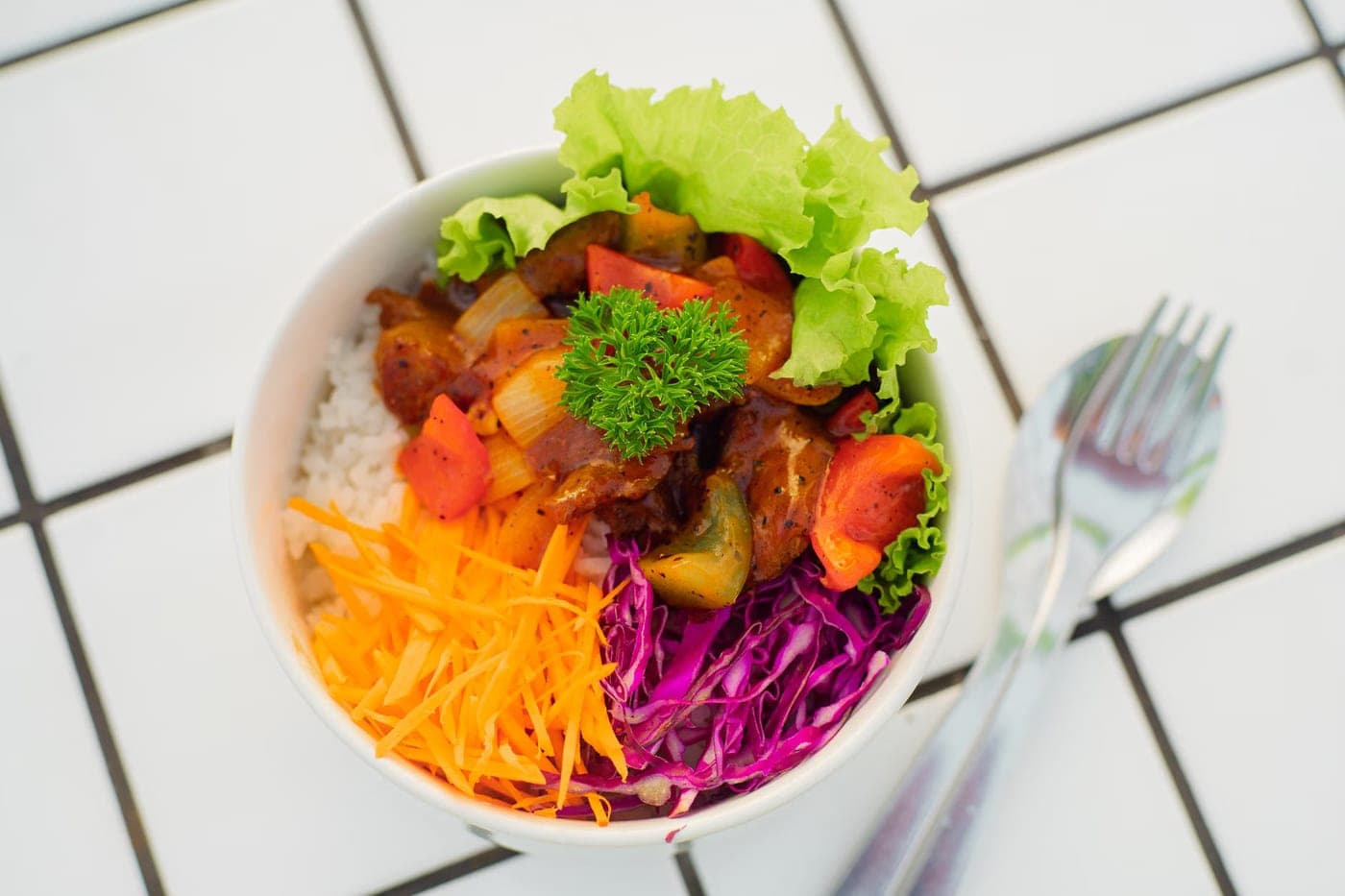 Bol de riz au poulet et légumes croquants