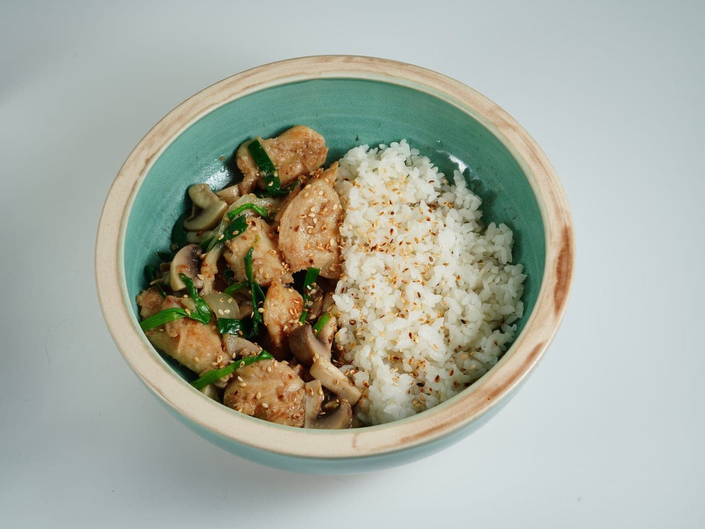 Bol de riz au poulet sauté aux champignons