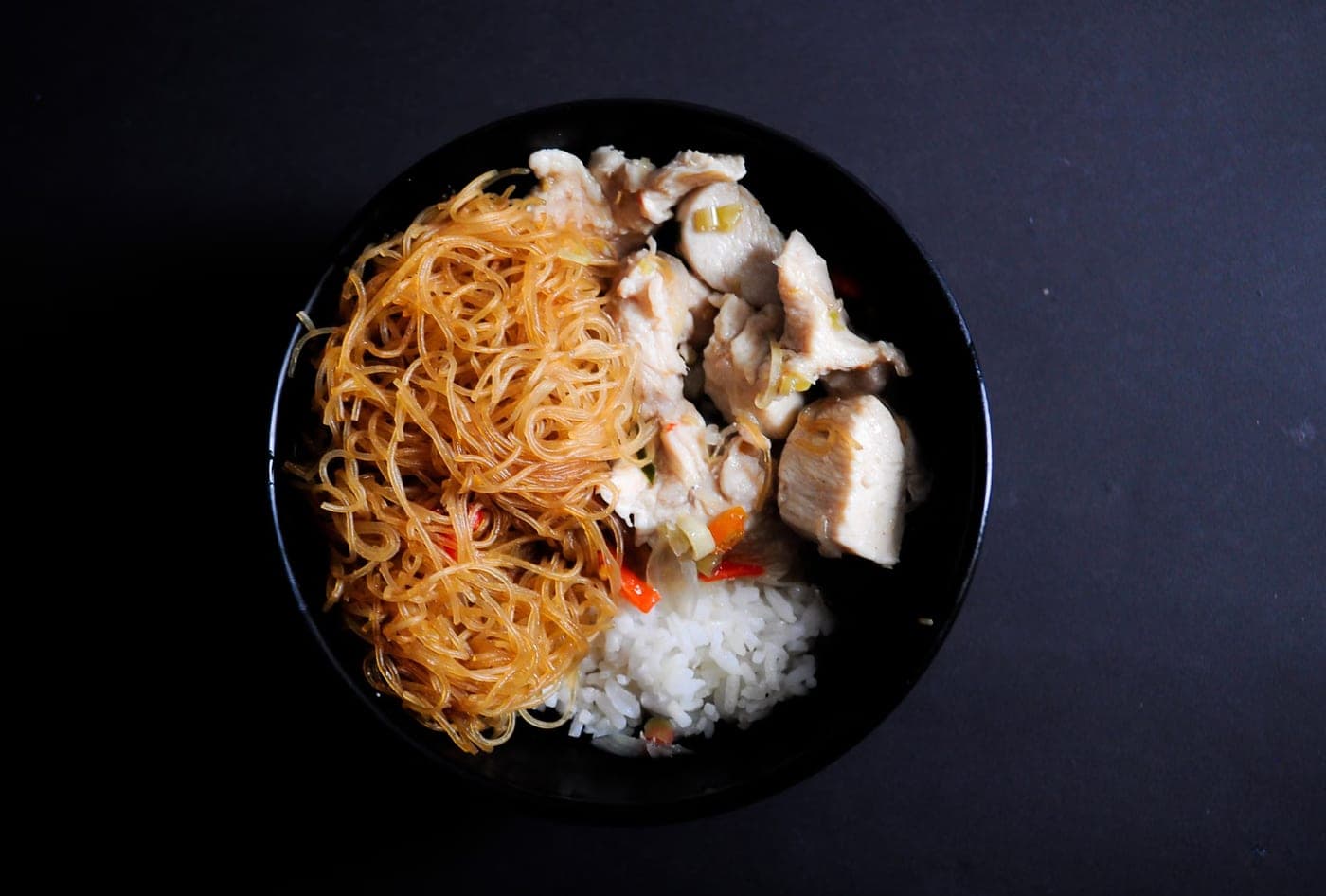 Bol économique de nouilles, riz et poulet sauté