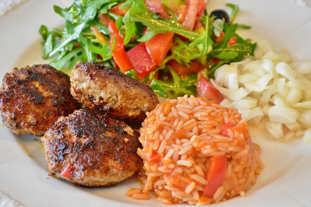 Boulettes de porc, riz, tomate et concombre