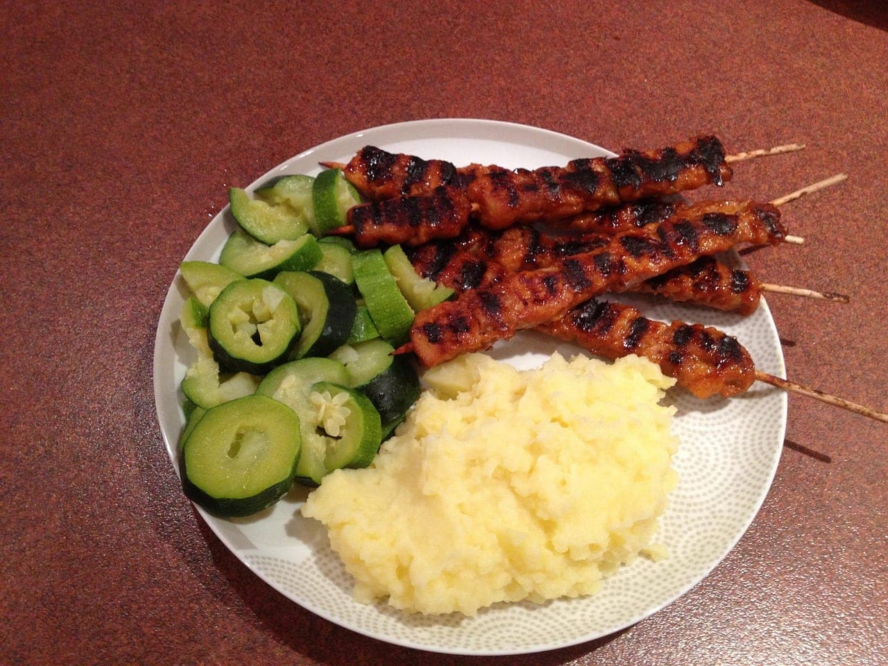 Brochettes de poulet à la poêle, purée et courgettes
