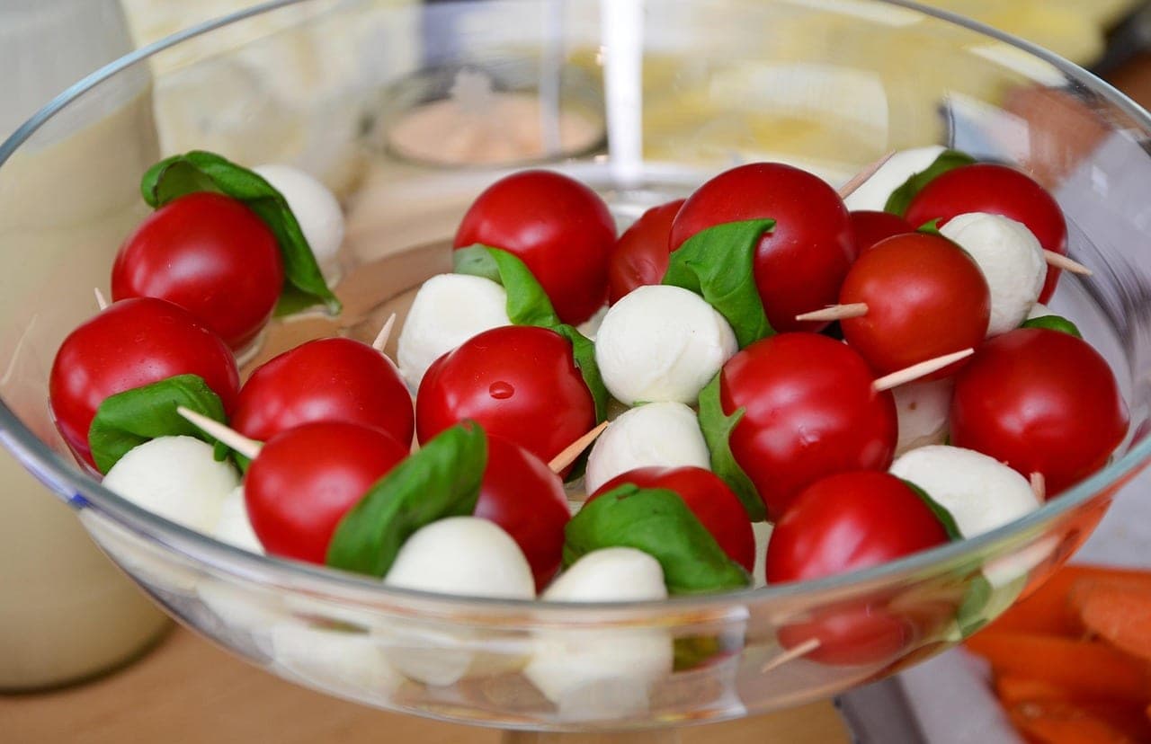 Brochettes tomate-mozzarella au basilic