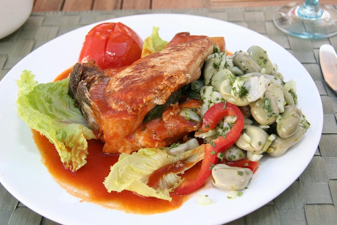 Côte de porc, haricots et tomate