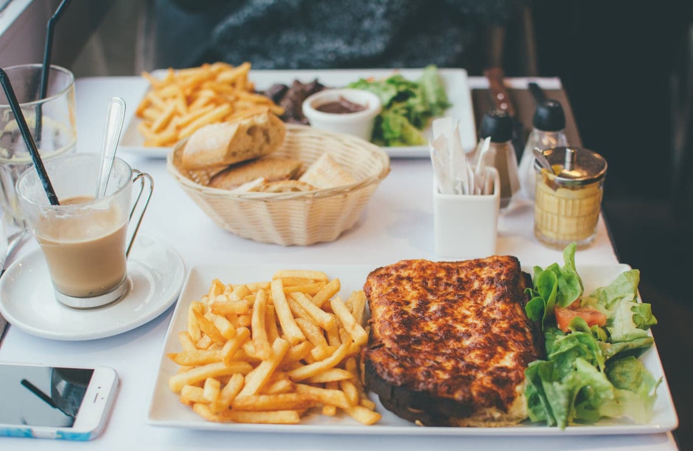 Croque-monsieur gratiné avec salade