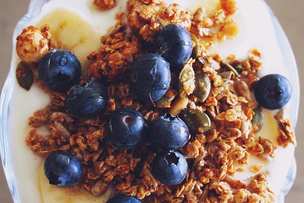Fromage blanc myrtilles banane granola