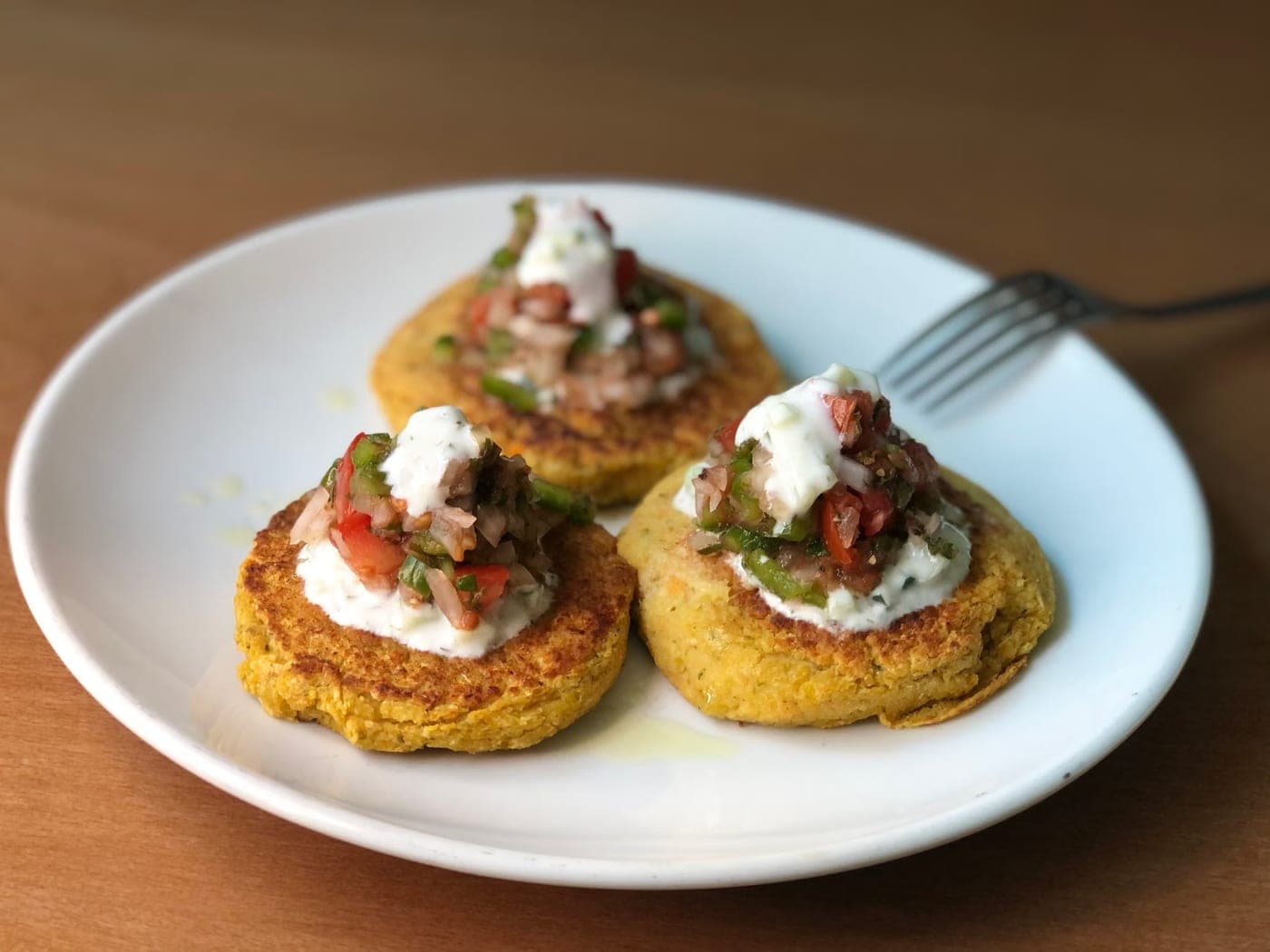 Galettes de courgette au yaourt et salsa fraîche