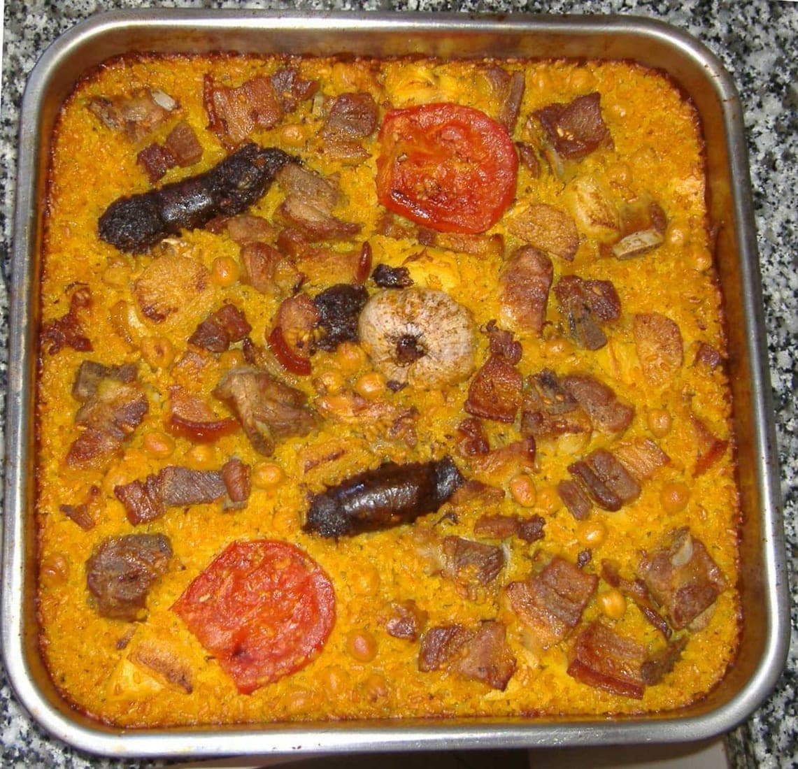 Gratin de riz au four à la saucisse et aux pommes de terre