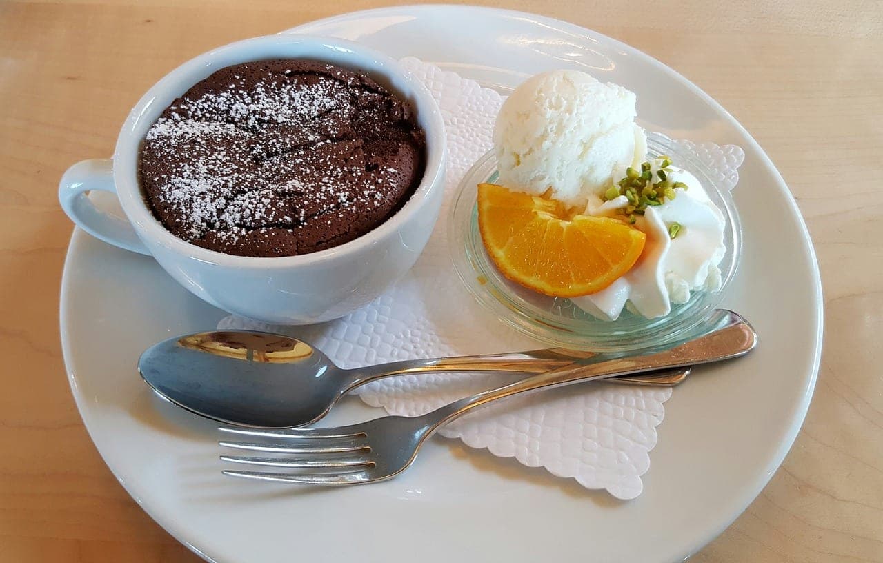 Mug cake chocolat-orange avec crème et orange