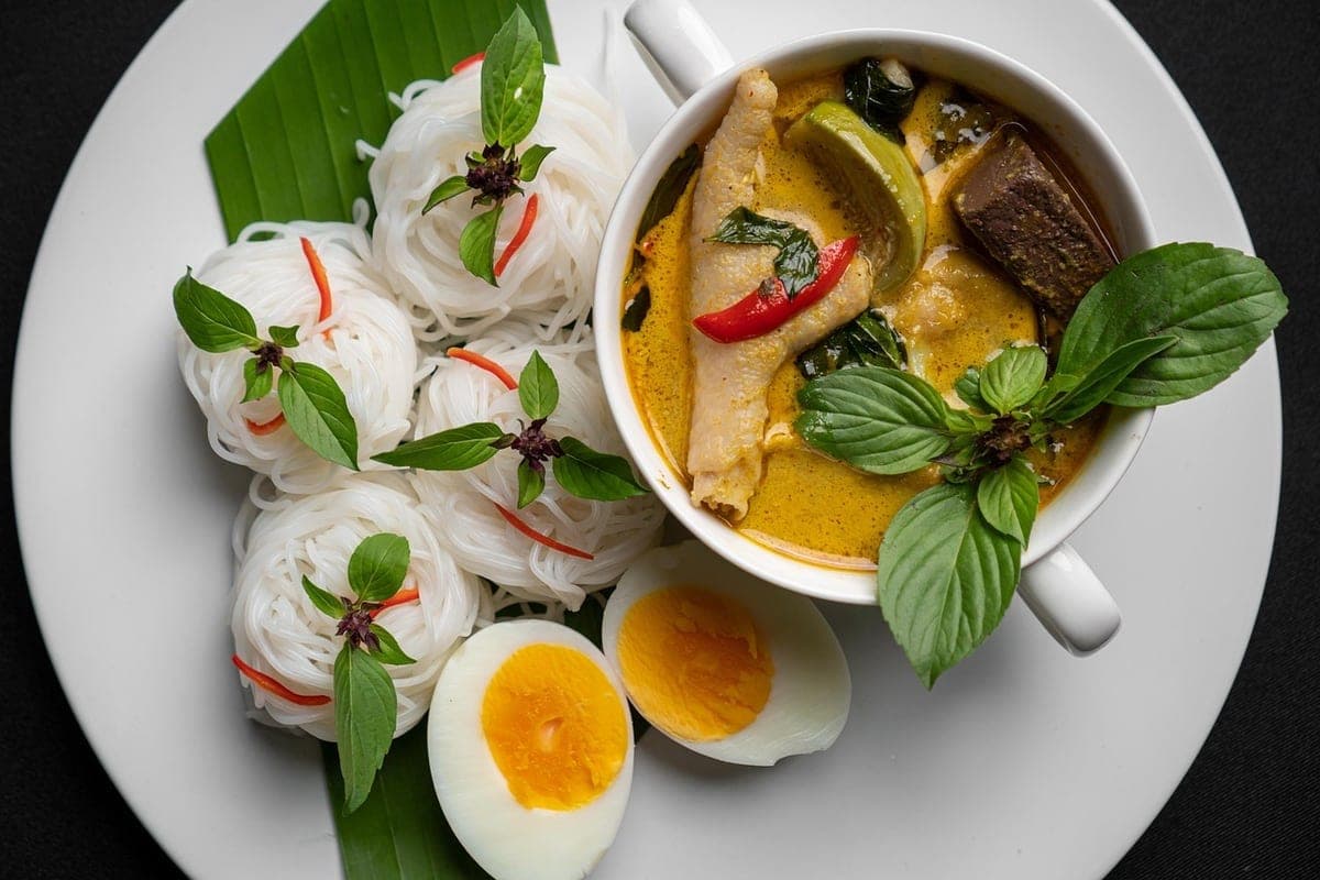 Nouilles poulet curry et oeuf