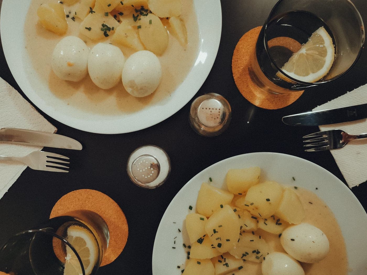 Œufs durs et pommes de terre sauce crémeuse à la ciboulette