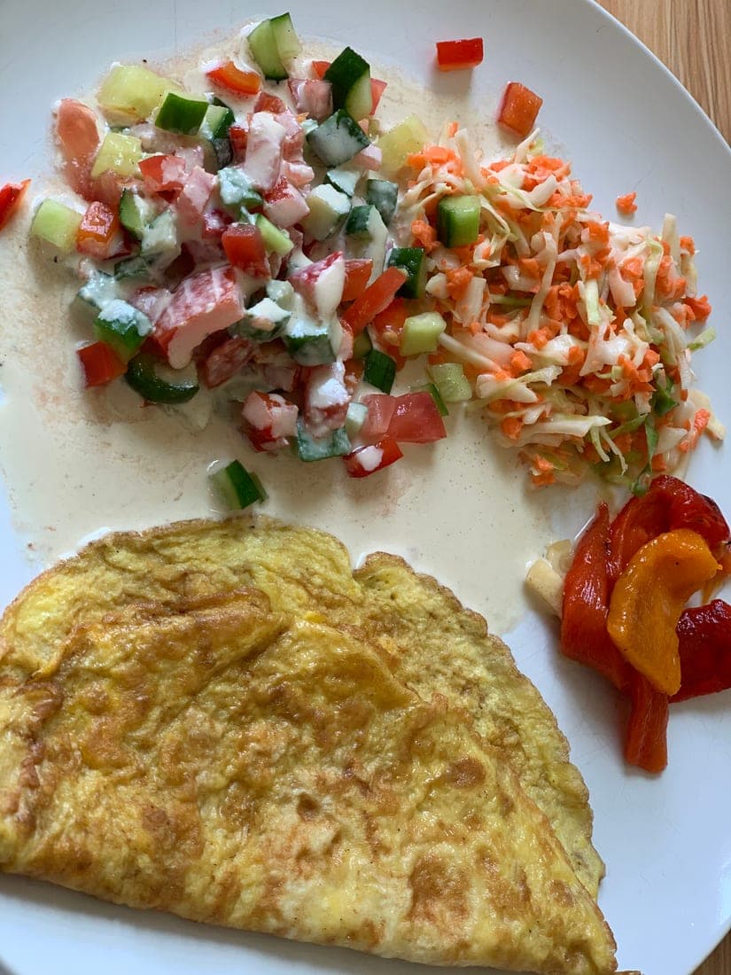 Omelette israélienne avec salade croquante et coleslaw