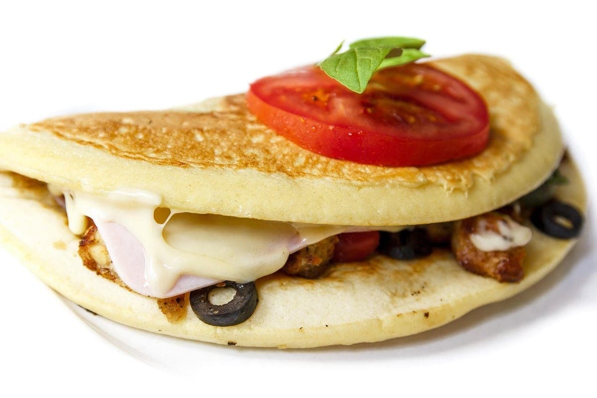 Omelette garnie jambon fromage tomate