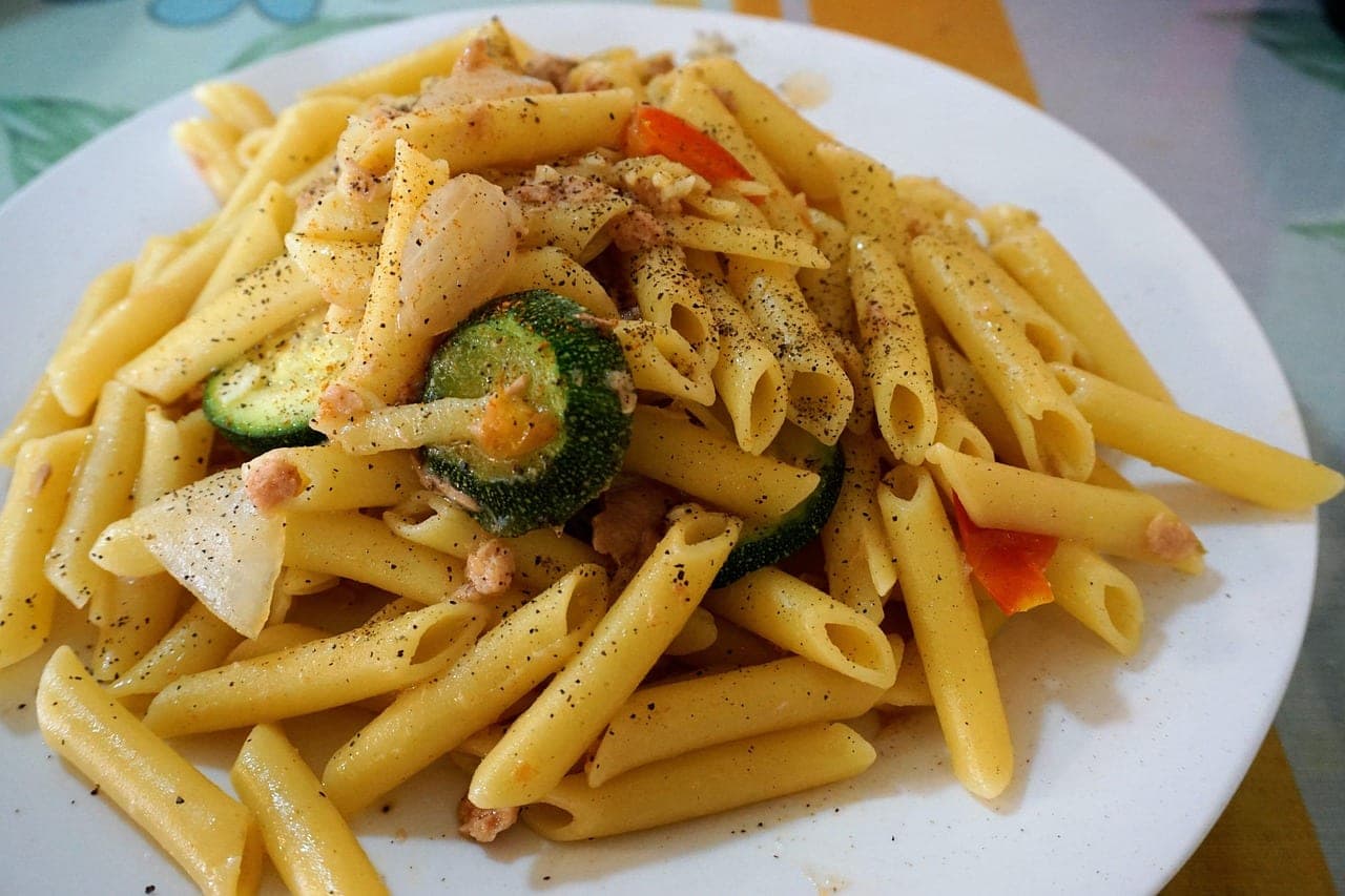 Pâtes au thon, tomate et courgette