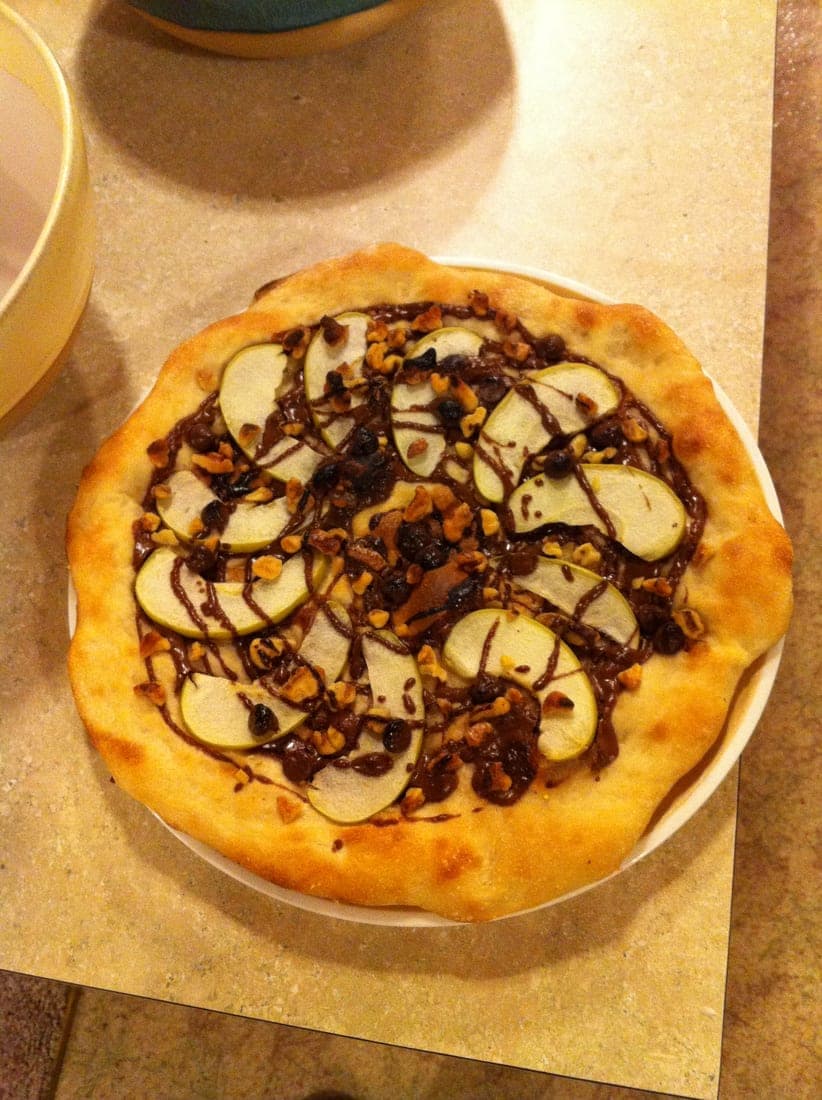 Pizza dessert poire, chocolat et noix