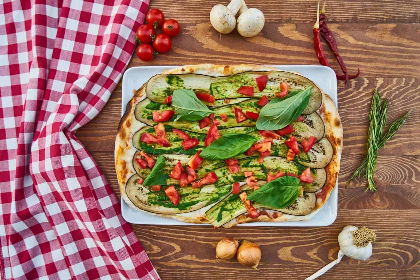 Pizza maison aux aubergines, tomates et basilic