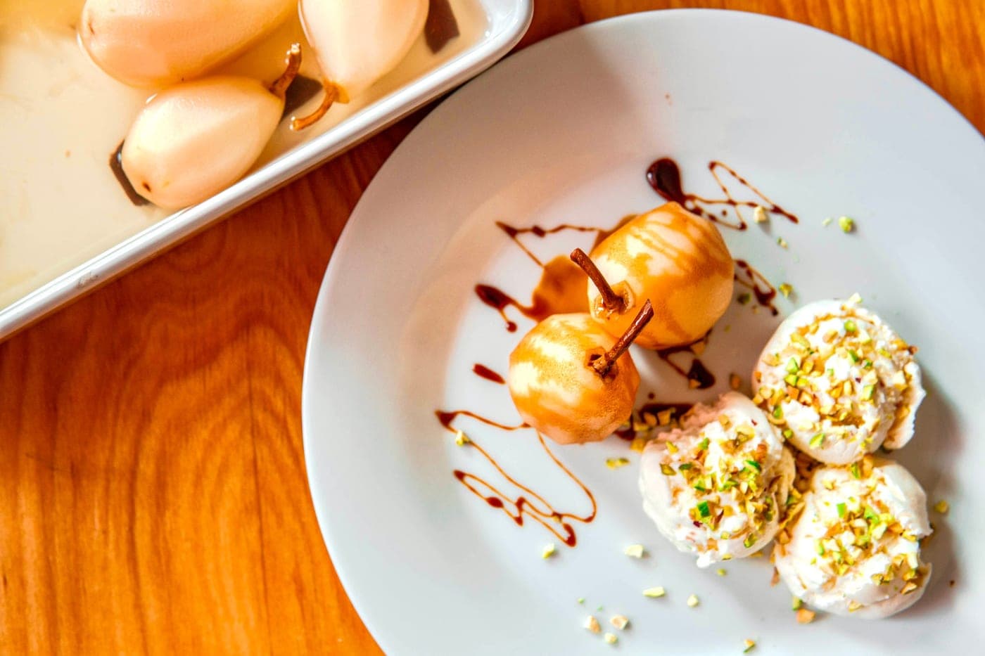 Poires pochées gourmandes à la glace vanille et chocolat