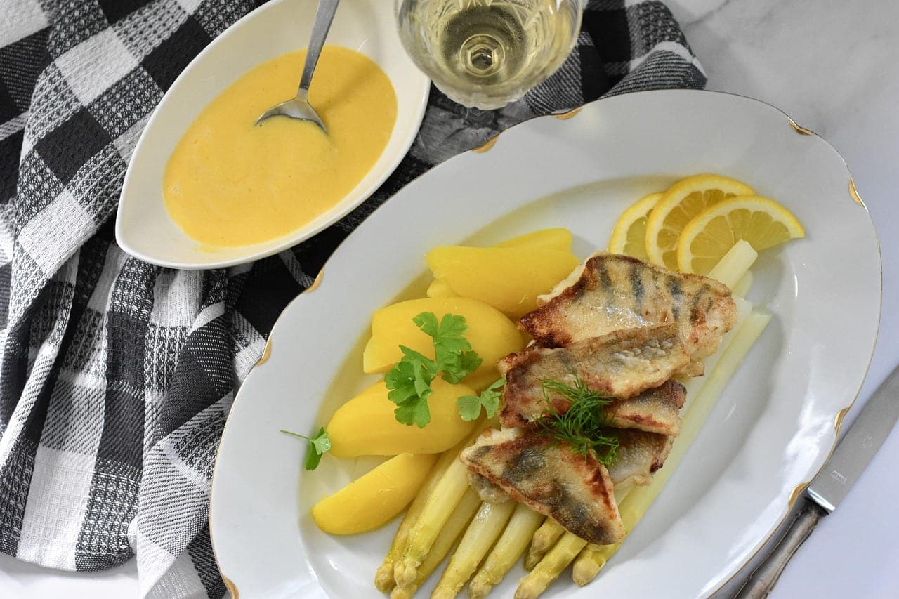 Poisson, asperges et pommes de terre sauce légère
