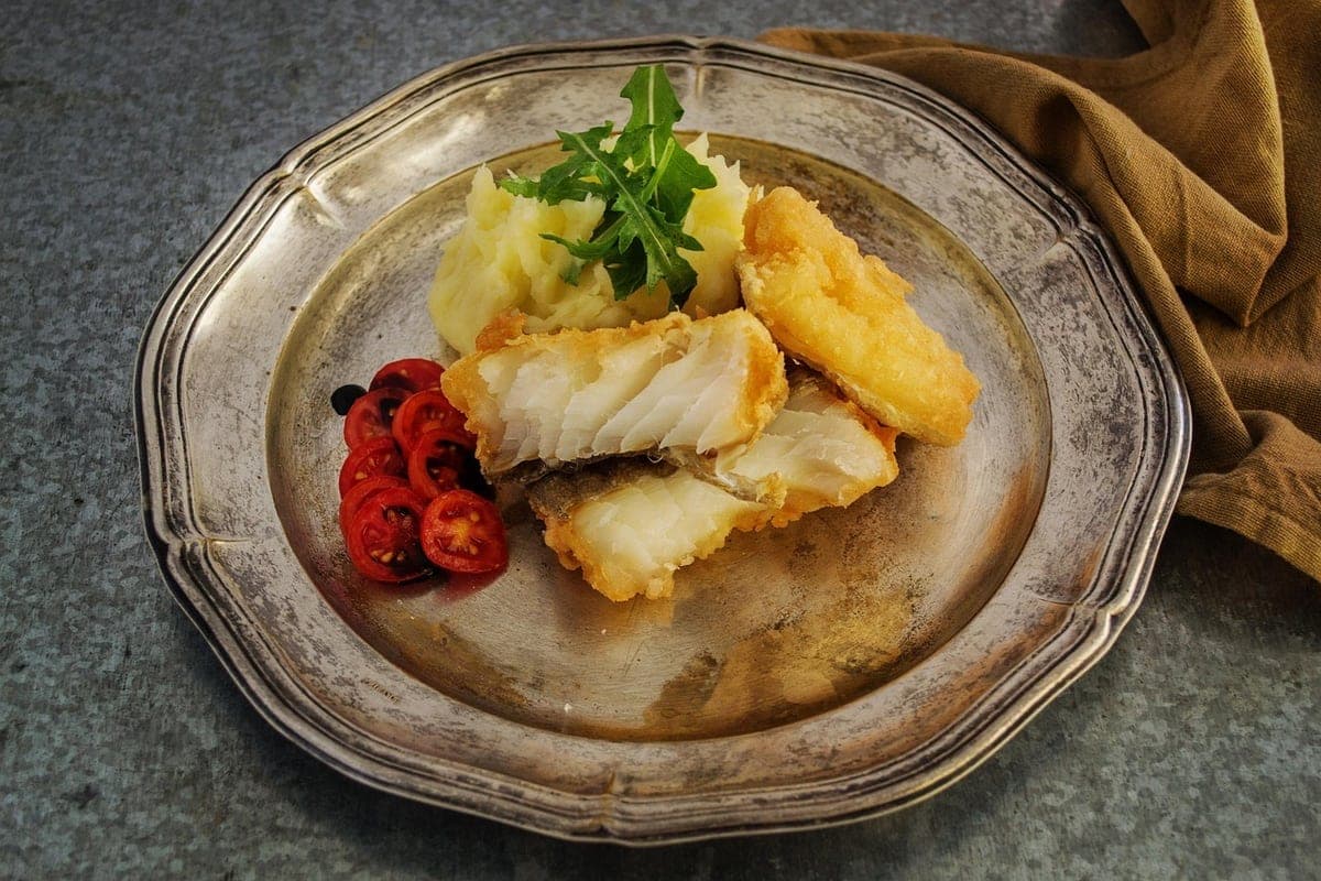 Poisson blanc pané purée tomate
