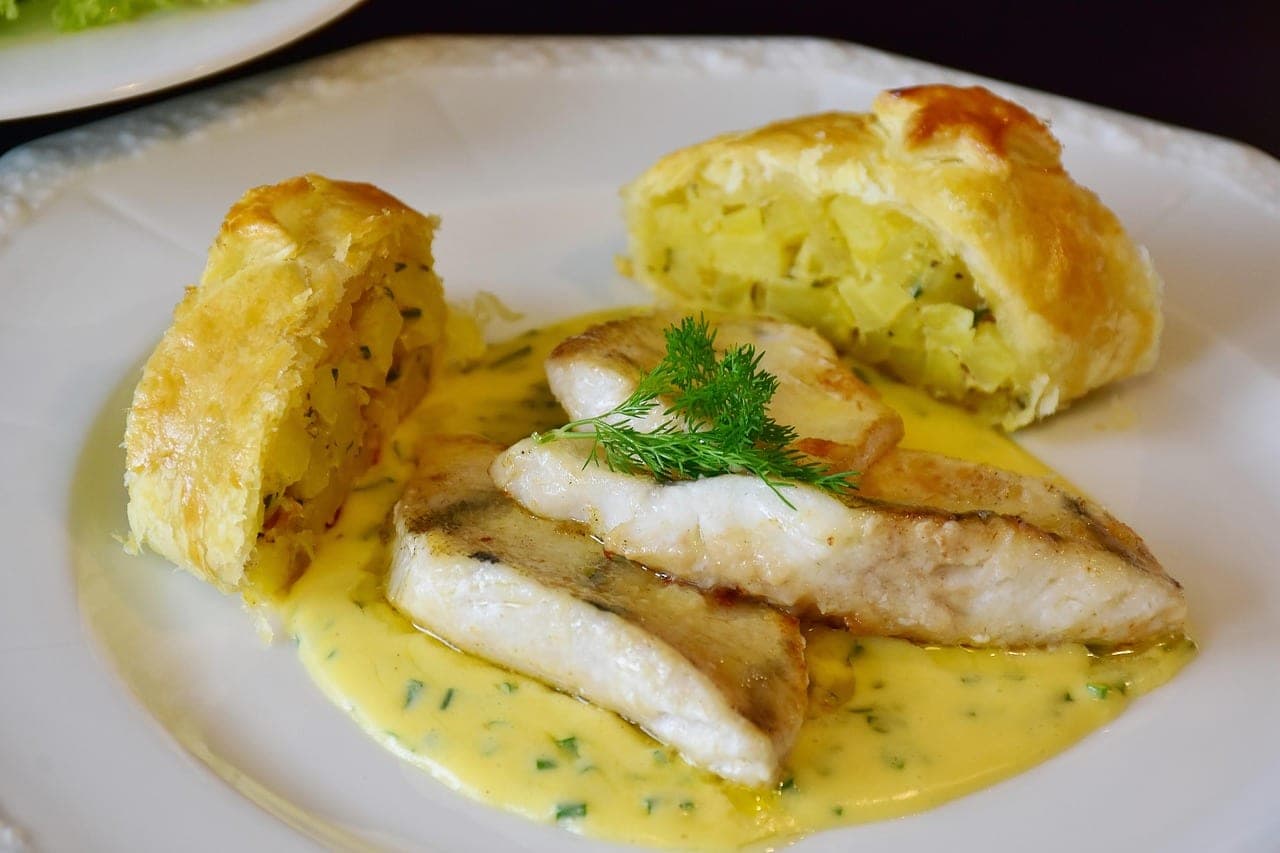 Poisson blanc sauce aux herbes et feuilleté de pommes de terre