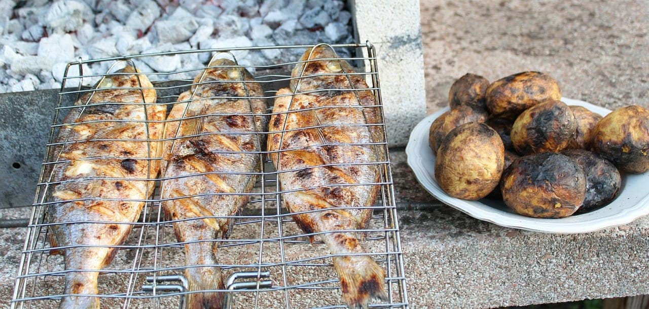 Poisson grillé, pommes de terre et citron