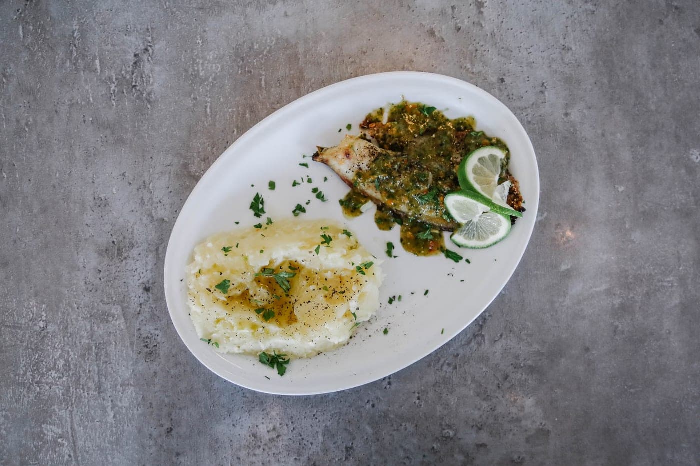 Poisson grillé sauce verte et purée de pommes de terre