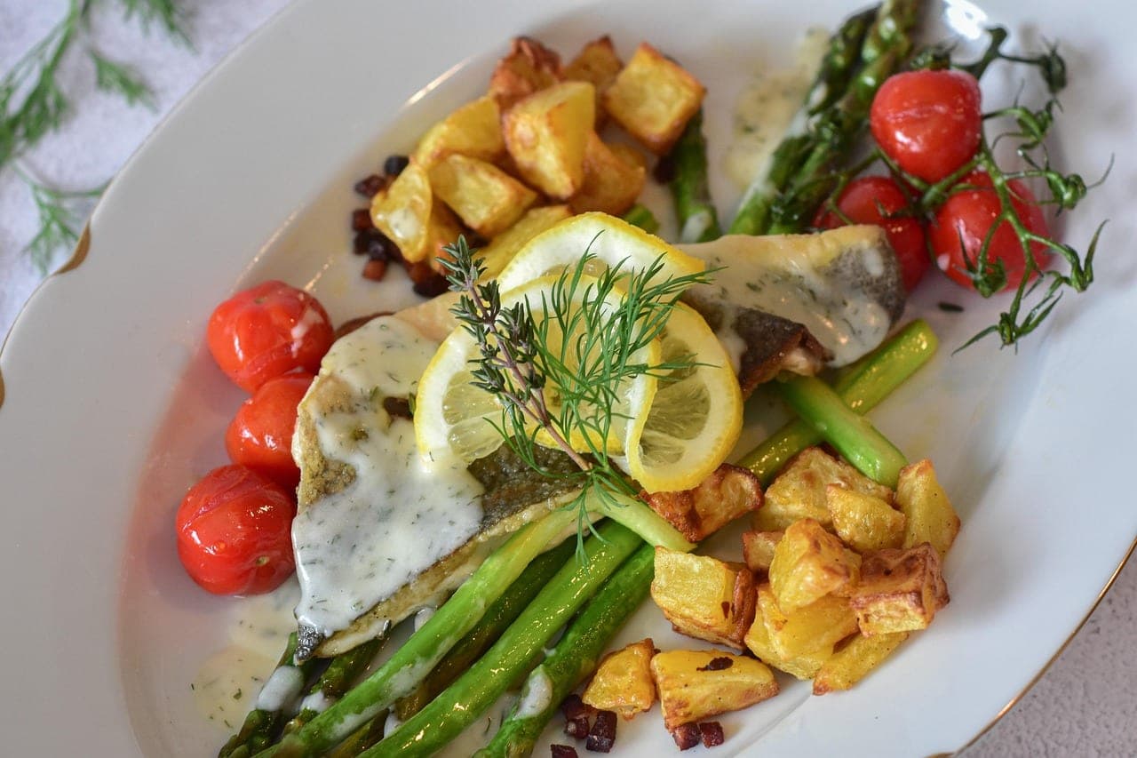 Poisson pommes de terre asperges tomates