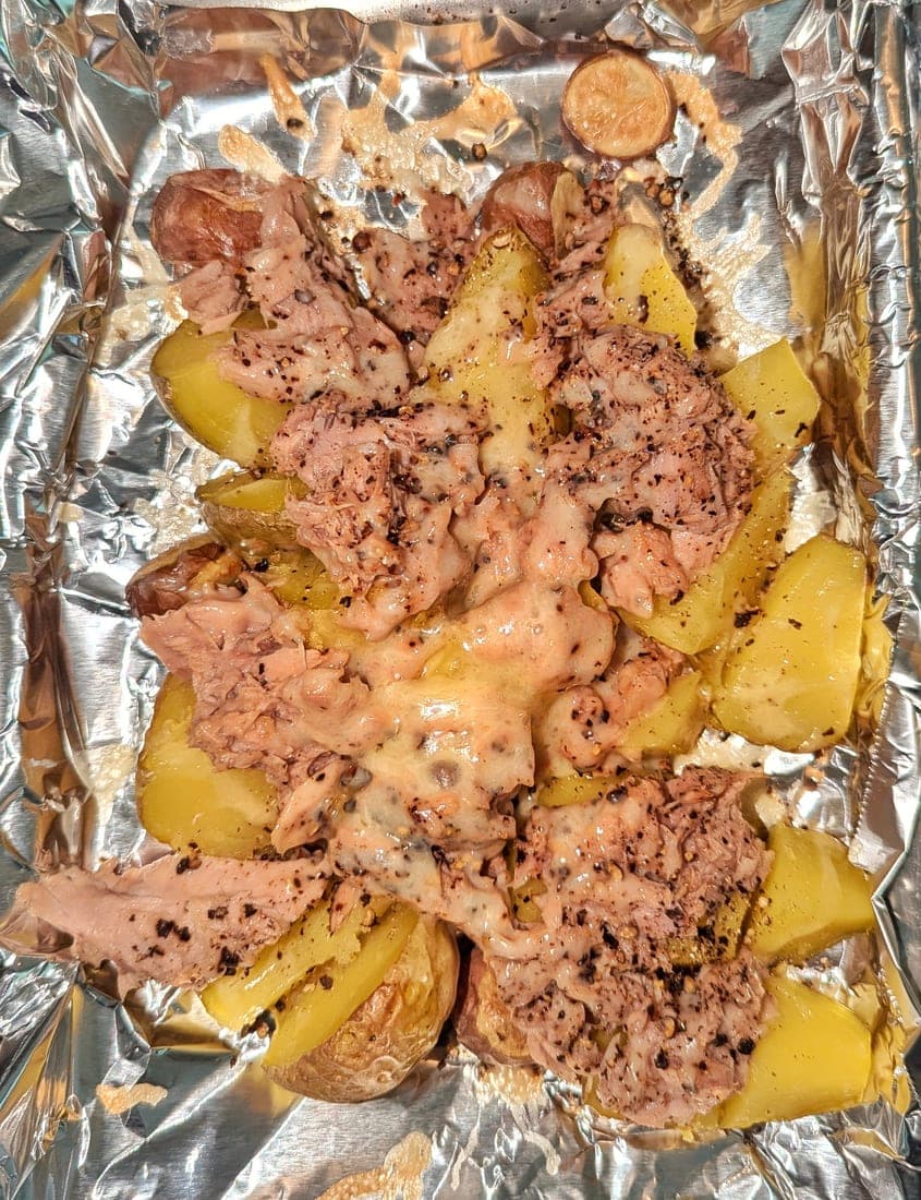 Pommes de terre au thon et fromage, cuites au four