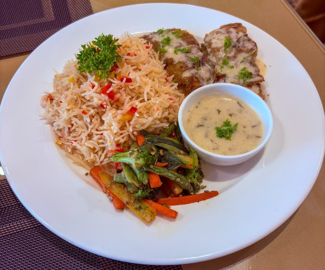 Poulet grillé au riz, légumes sautés et sauce moutarde