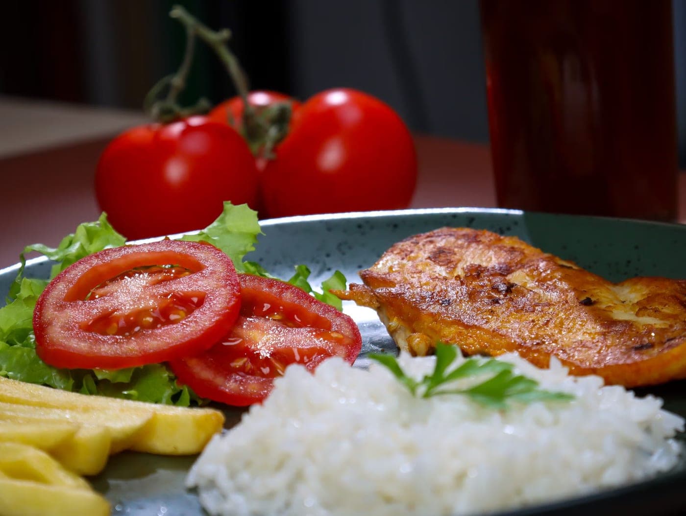 Poulet grillé riz, tomates et pommes de terre