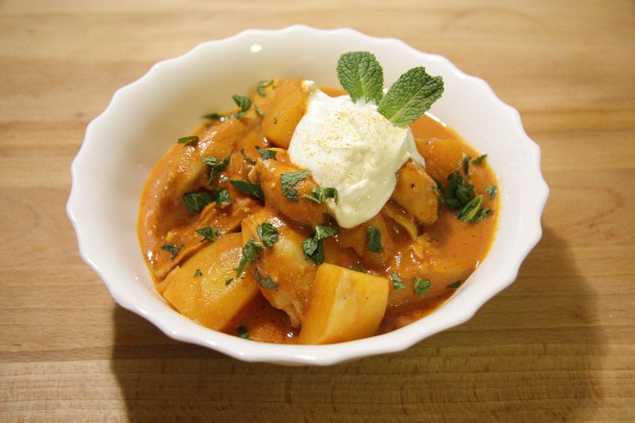 Poulet mijoté à la tomate et à la crème, pommes de terre