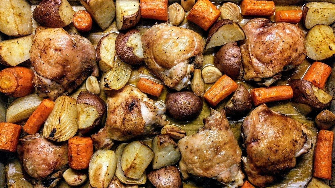 Poulet rôti au four avec pommes de terre et carottes