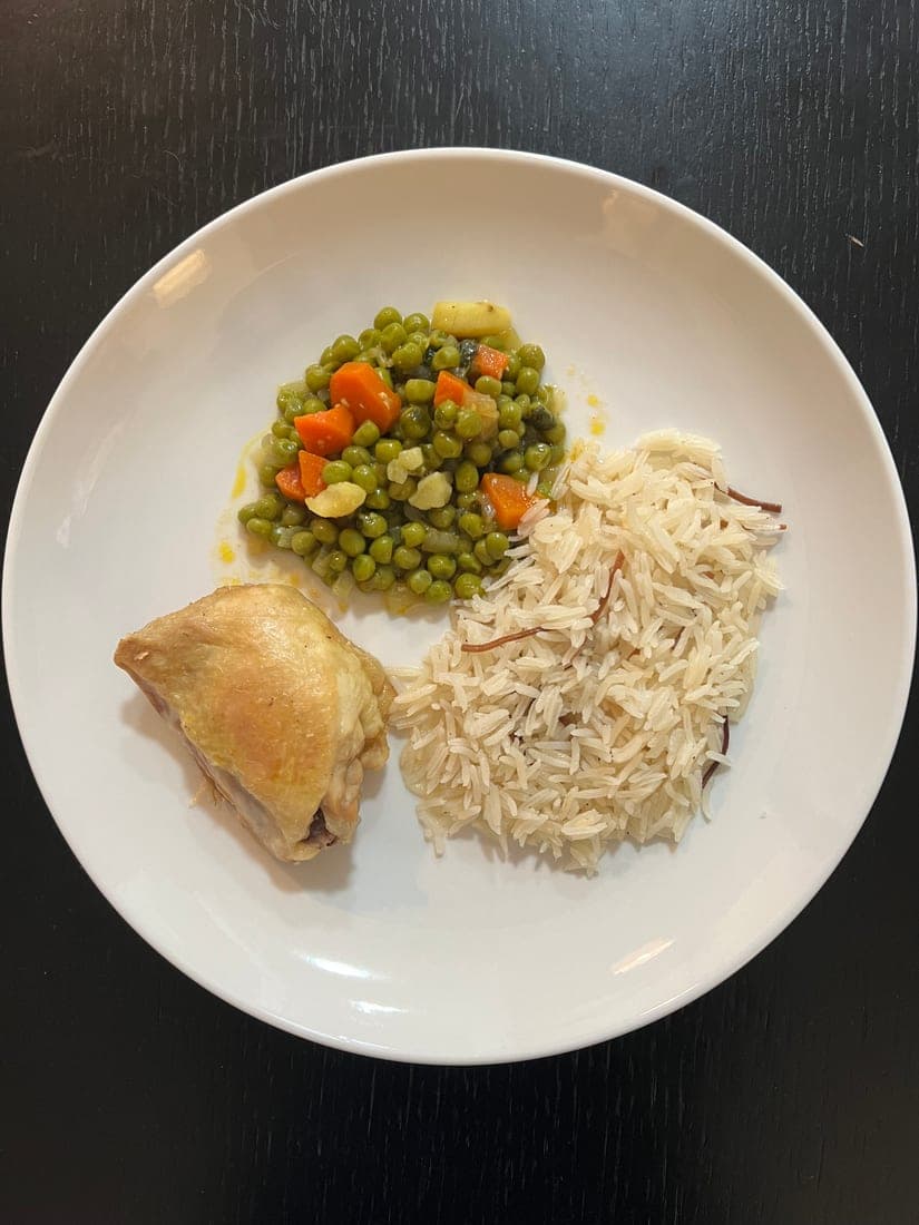 Poulet rôti, riz et petits pois-carottes
