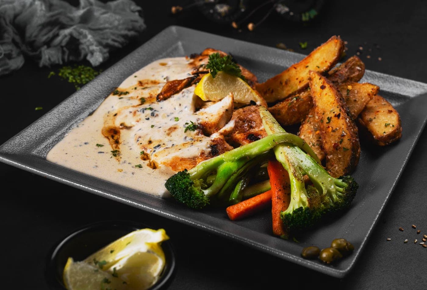Poulet rôti sauce crémeuse et légumes