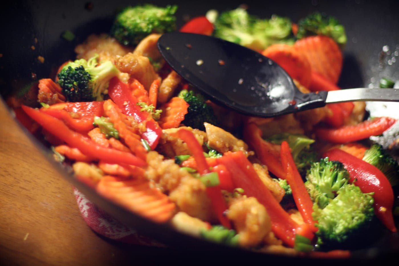 Poulet sauté au gingembre et légumes, servi avec riz