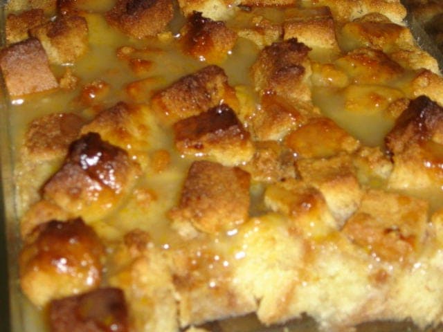 Pudding de pain économique aux raisins et sauce citron