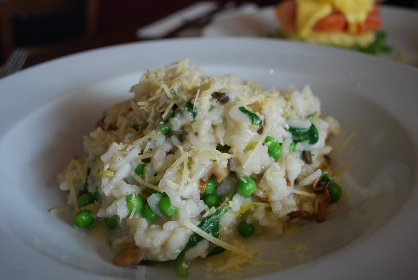 Risotto aux poireaux, champignons, petits pois et épinards