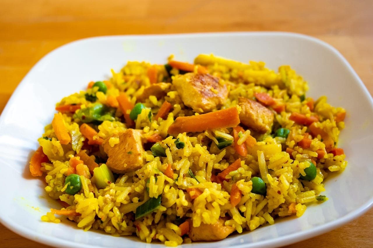 Riz au curry au poulet et légumes