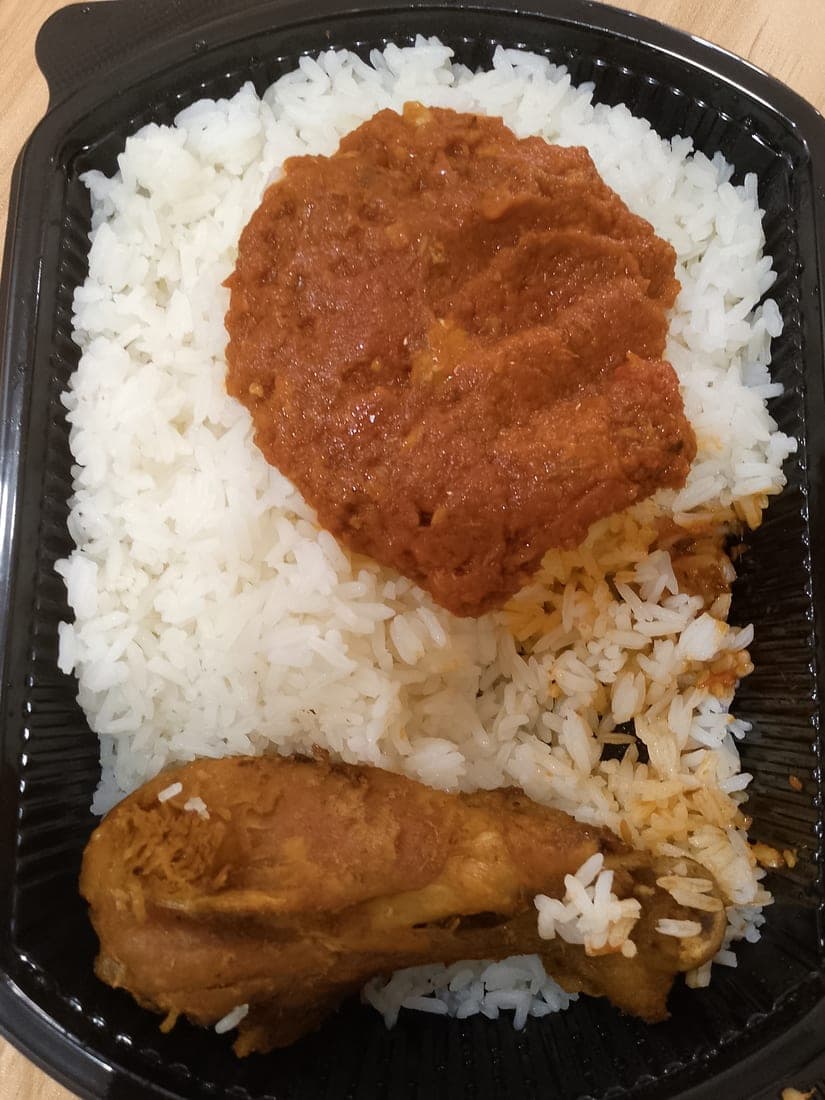 Riz blanc au poulet sauce tomate