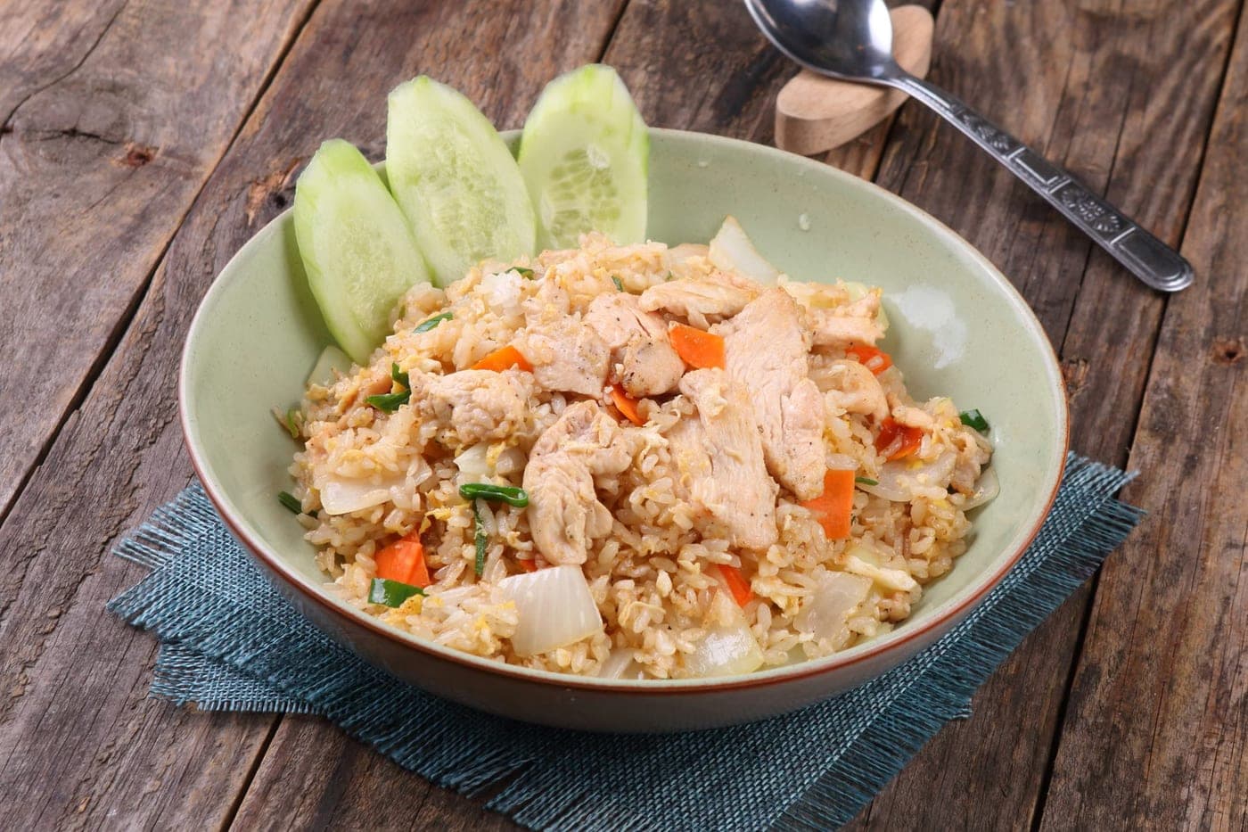 Riz sauté au poulet, carotte et concombre
