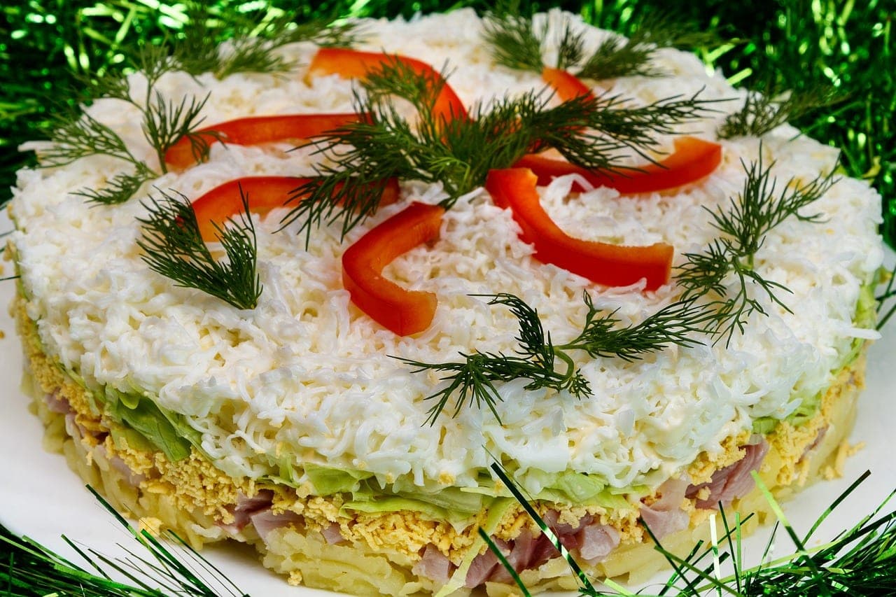 Salade composée aux pommes de terre, jambon, œufs et fromage
