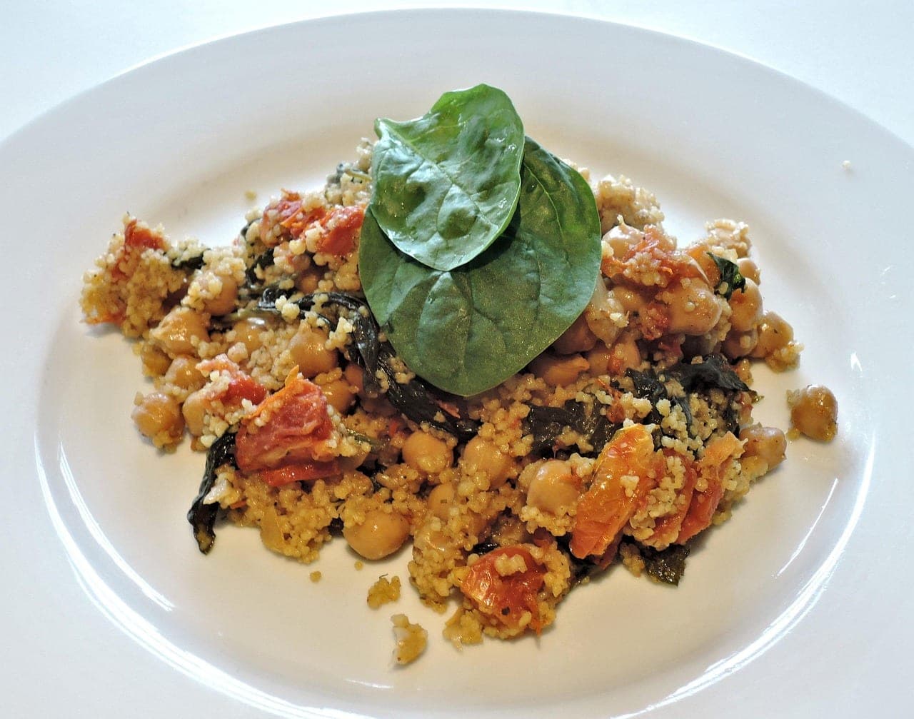 Salade de couscous aux pois chiches, tomates et épinards