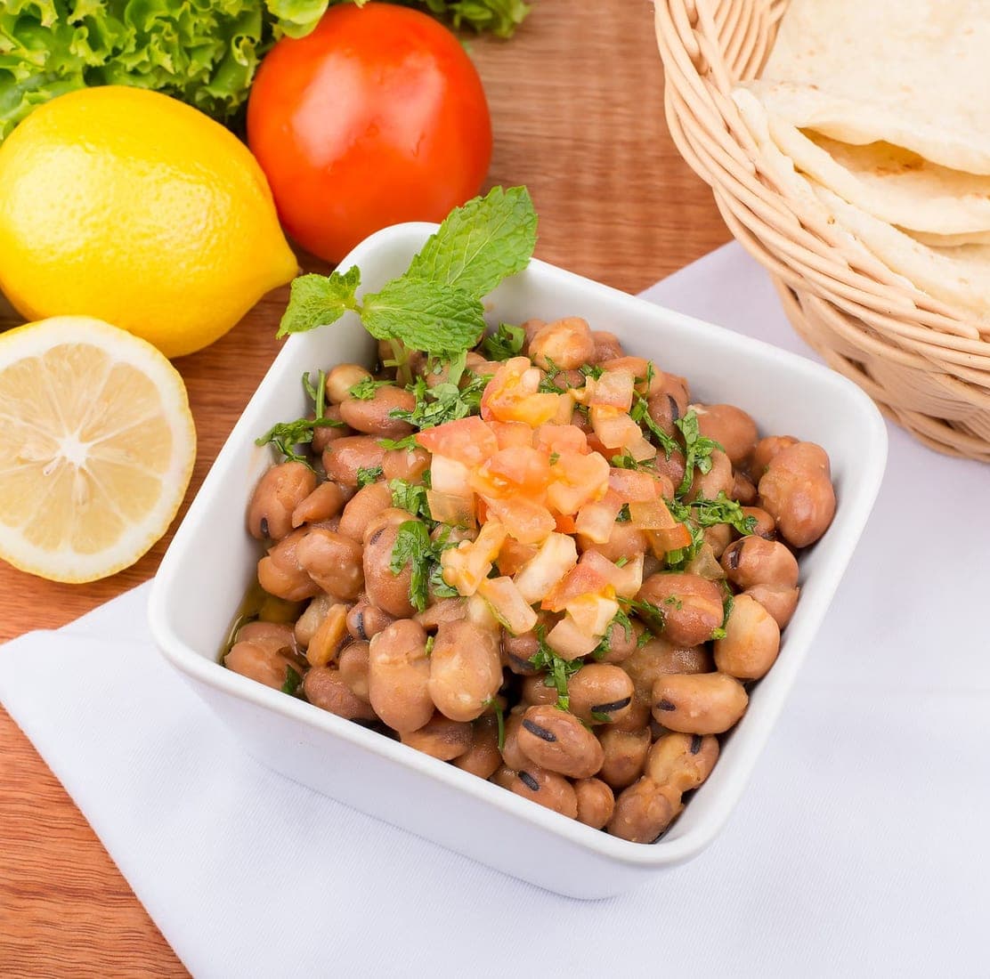 Salade de fèves méditerranéenne aux tomates, citron et herbes