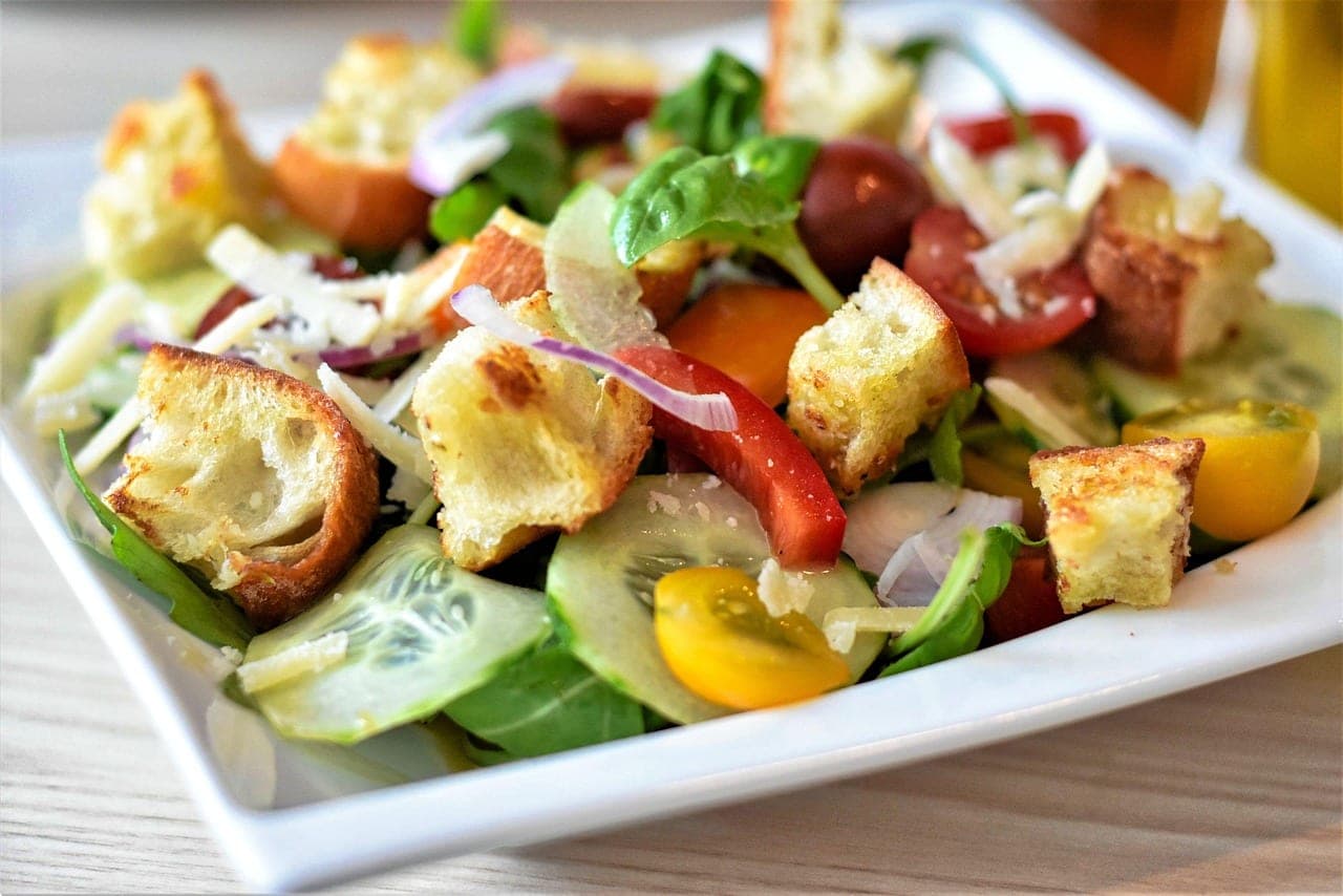 Salade de pain grillé aux tomates et concombre