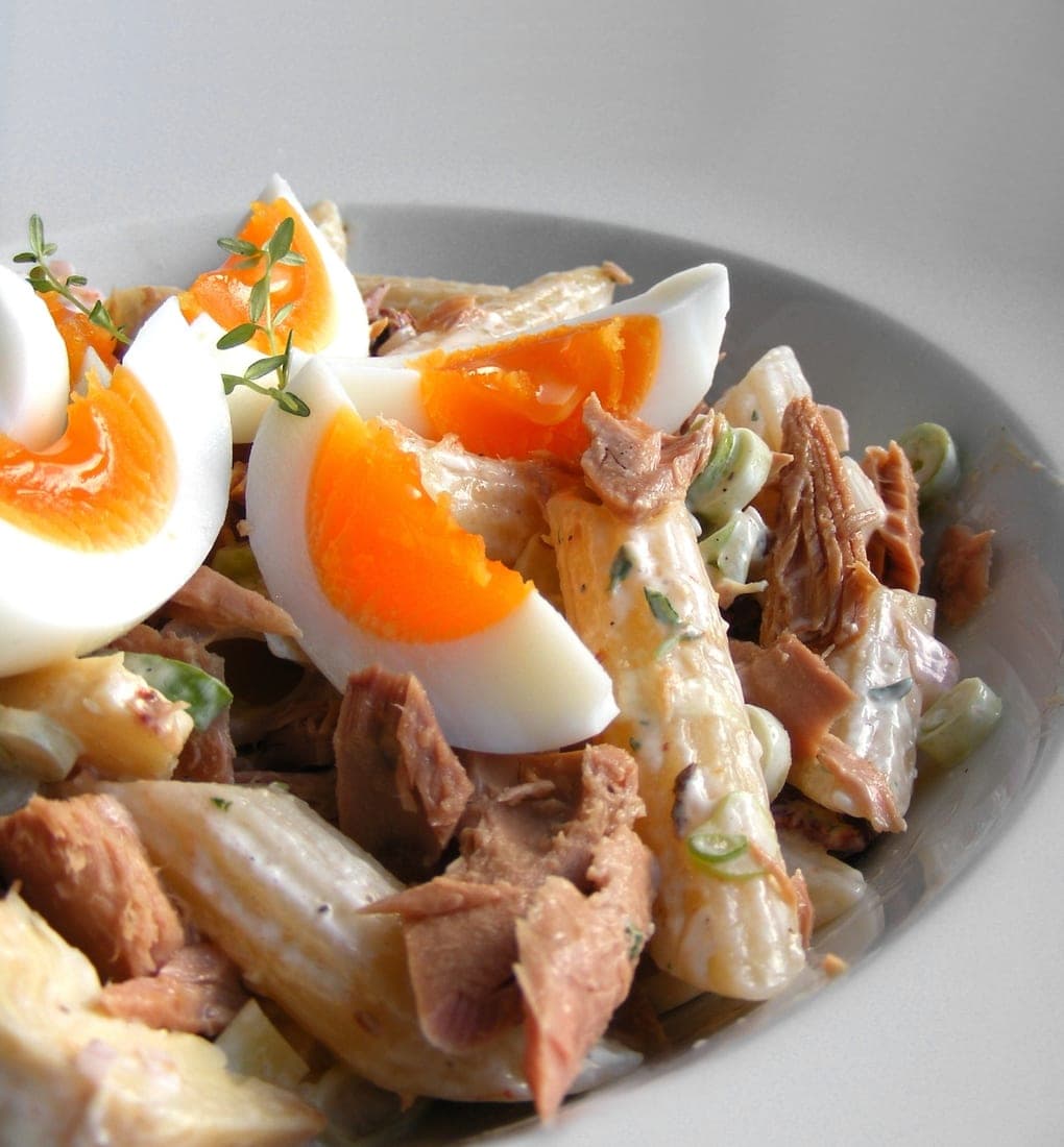 Salade de pâtes au thon, œuf mollet et sauce légère